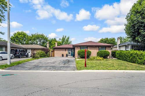 9 Watson Cres, Brampton, ON, L6W1E5 | Card Image
