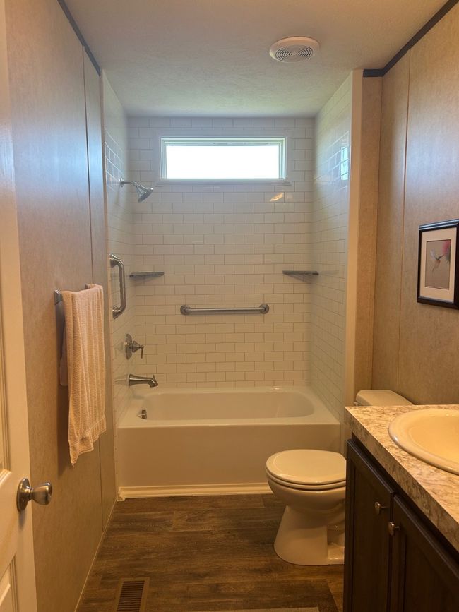 Hall Bathroom | Image 24