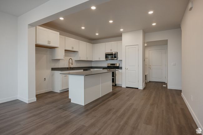 PICTURE OF MODEL | Image 10
