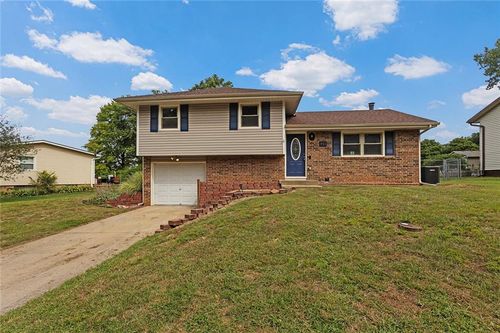 902 S 10th St, Louisburg, KS, 66053-4057 | Card Image