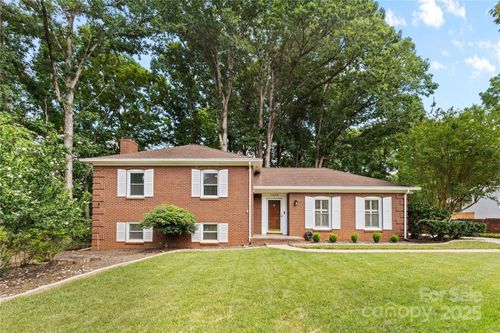 1024 Regency Dr, Charlotte, NC, 28211-4779 | Card Image