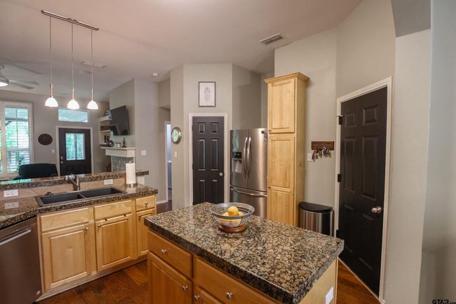 610 Winding Brook Ln, House other with 3 bedrooms, 2 bathrooms and null parking in Tyler TX | Image 6