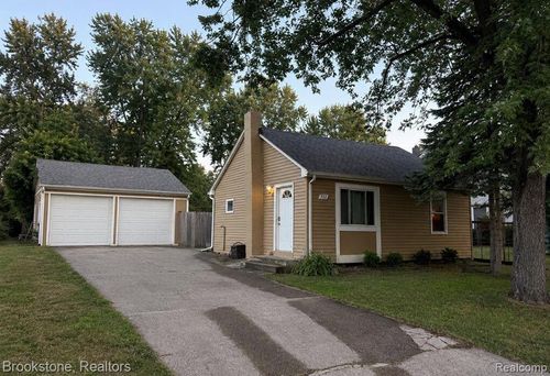 311 W Grand Traverse St, Commerce Twp, MI, 48382-2741 | Card Image