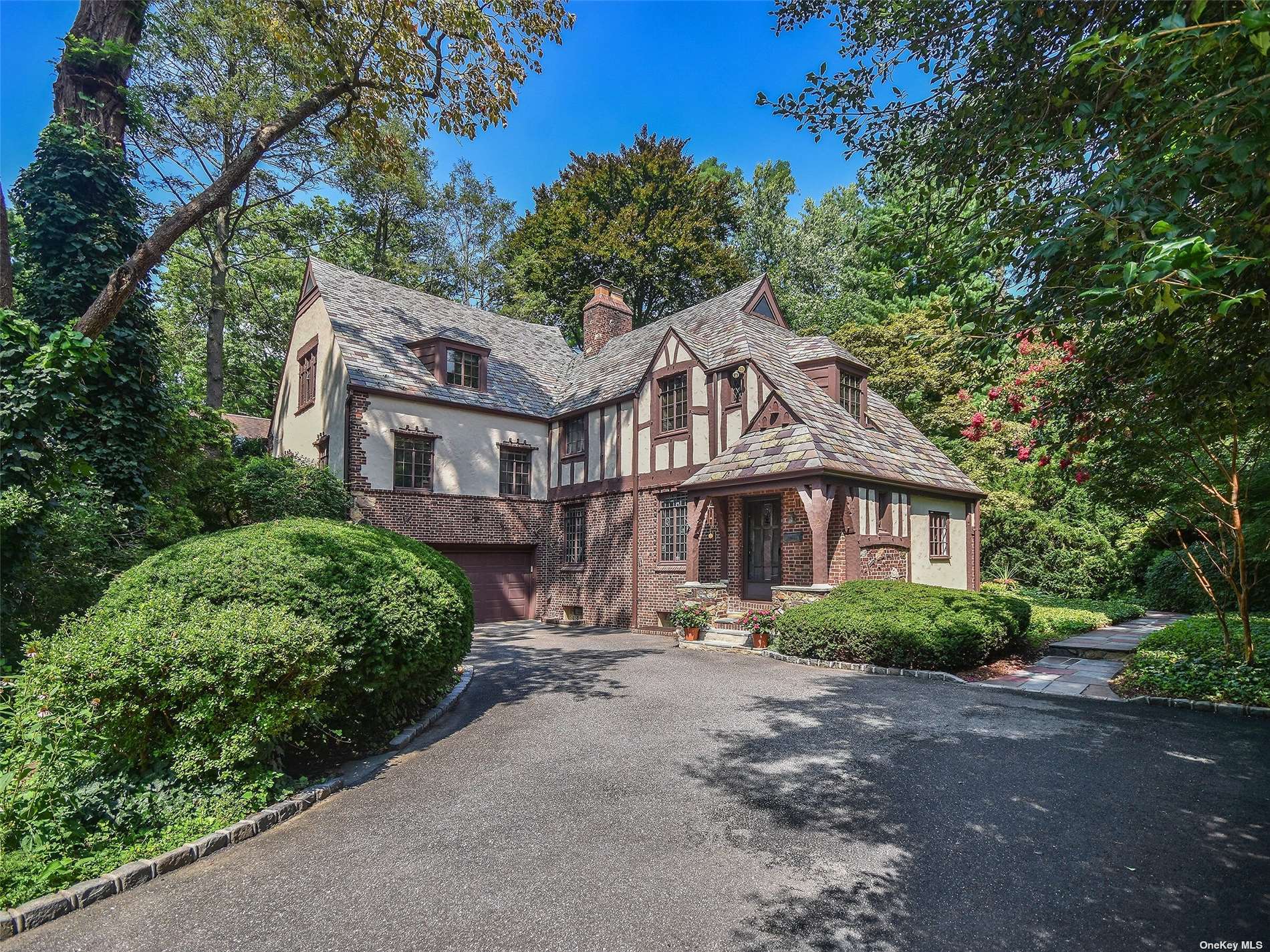 Hampton Rd, Port Washington, NY 11050