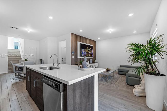 809 Se 16 Th Ct, Townhouse with 3 bedrooms, 3 bathrooms and null parking in Homestead FL | Image 39