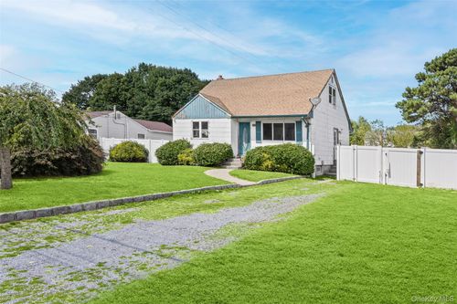 7 Montgomery St, Brentwood, NY, 11717-3308 | Card Image