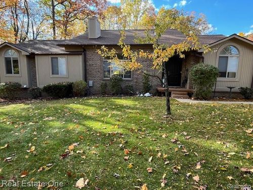 7453 Pepper Crk, West Bloomfield, MI, 48322-1071 | Card Image