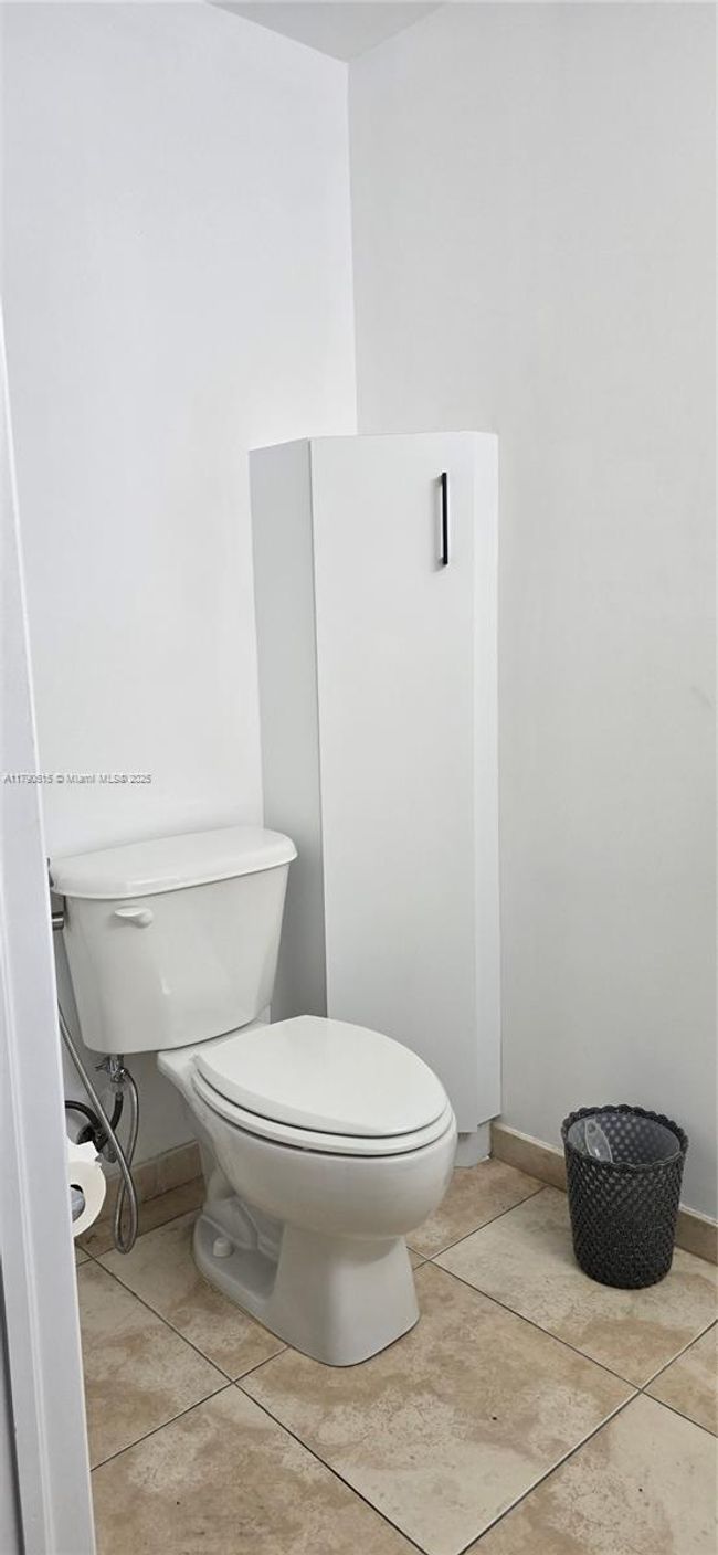 APT-1024 - 7900 Harbor Island Dr, Condo with 1 bedrooms, 2 bathrooms and null parking in North Bay Village FL | Image 27