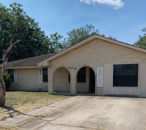 Encinal St, Alice, TX 78332
