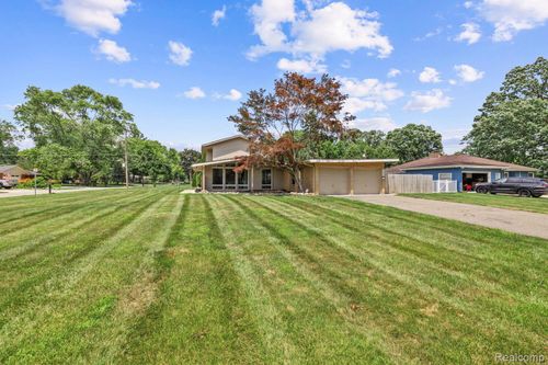 18720 Blue Skies St, Livonia, MI, 48152-2636 | Card Image