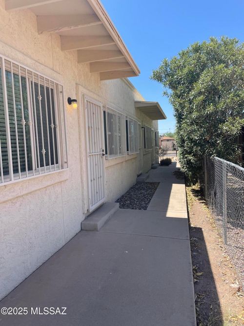 1809 E Miles St, Tucson, AZ, 85719-6242 | Card Image