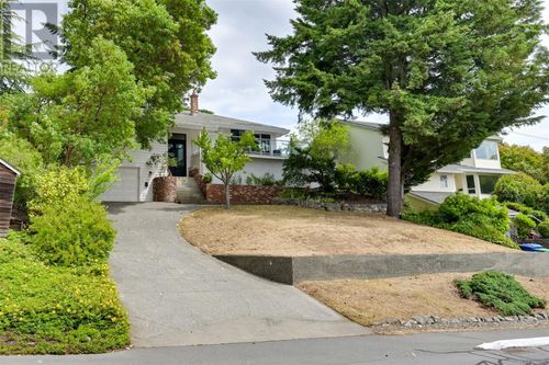 632 Cairndale Rd, Victoria, BC, V9C2R2 | Card Image