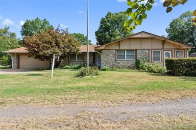 213 S Coo Y Yah Street, House other with 3 bedrooms, 2 bathrooms and null parking in Pryor OK | Image 2