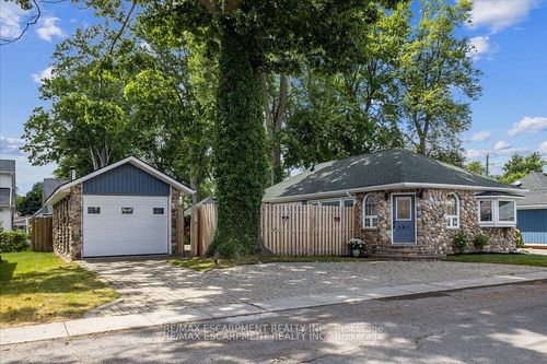381 Maplewood Ave, Crystal Beach, ON, L0S1B0 | Card Image