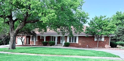 111 Elm St, Marion, KS, 66861-1521 | Card Image