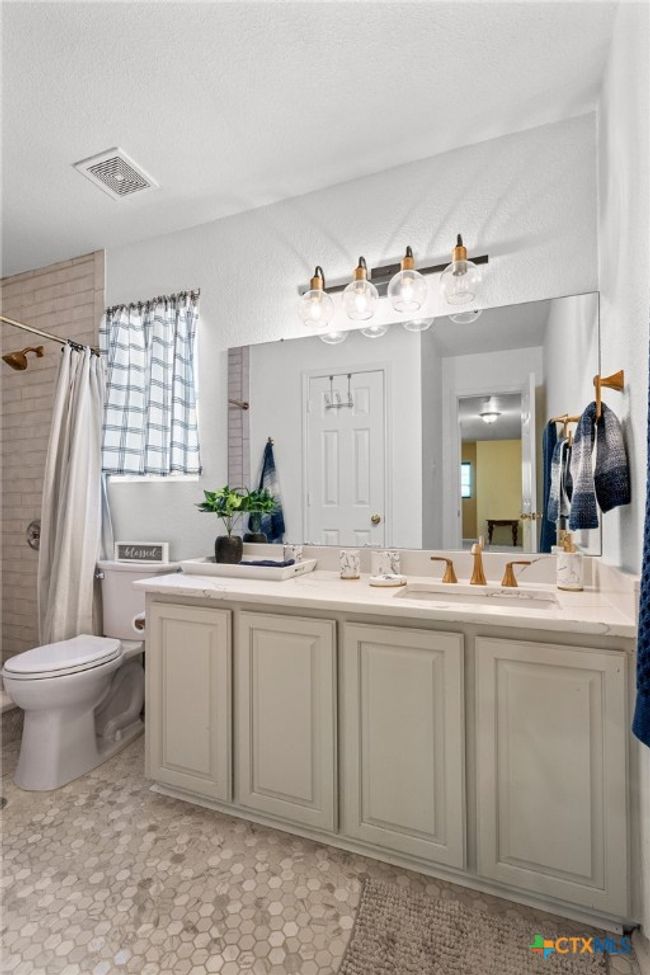 Upstairs bathroom | Image 20