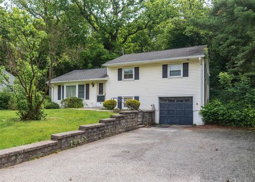 35 Windwood Dr, Newburgh, NY, 12550-8329 | Card Image