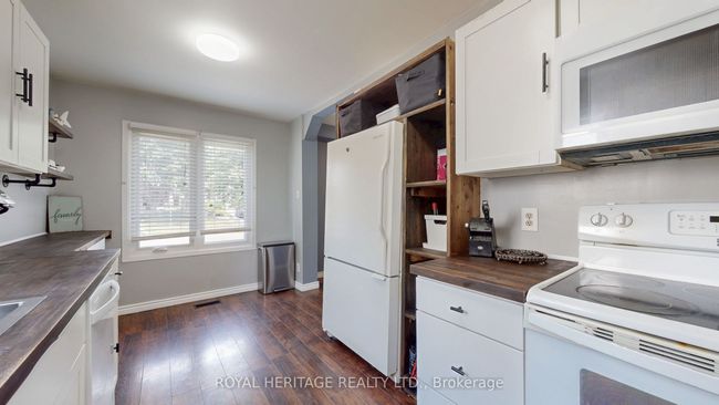 621 Cobblehill Dr, House attached with 4 bedrooms, 3 bathrooms and 3 parking in Oshawa ON | Image 11