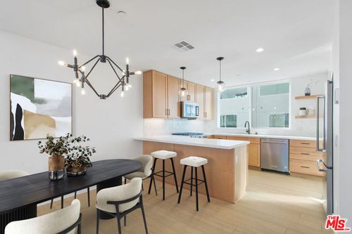 11224 W Victory Boulevard, North Hollywood, CA, 91606 | Card Image