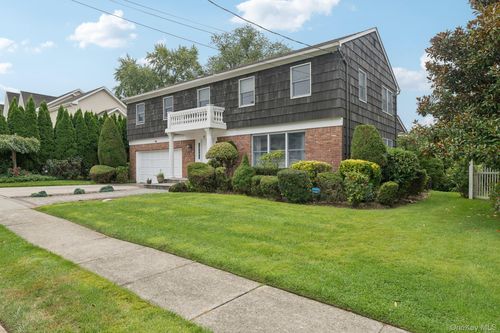 9 4th Pl, Syosset, NY, 11791-3607 | Card Image