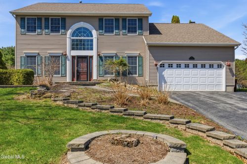 145 Kennewyck Cir, Slingerlands, NY, 12159-9564 | Card Image