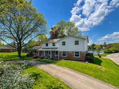 5886 Sutters Lane, Home with 4 bedrooms, 3 bathrooms and null parking in Bloomfield Twp MI | Image 1