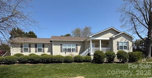 34 Middle St, Hendersonville, NC, 28792-9484 | Card Image