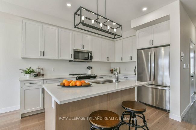 6713 Hayward Dr, House attached with 3 bedrooms, 3 bathrooms and 1 parking in London ON | Image 9