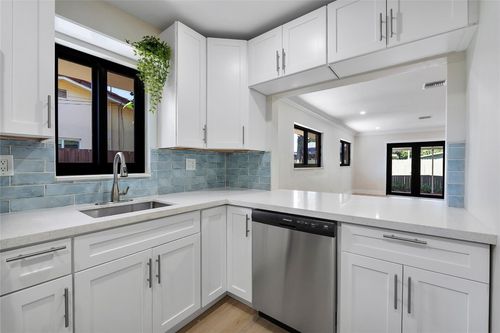 617 Ne 38th St, Oakland Park, FL, 33334-2927 | Card Image