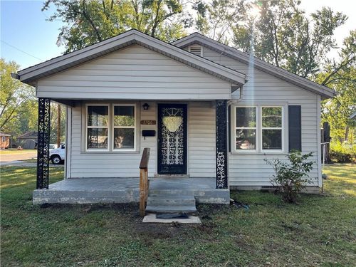 1706 N Main St, Nevada, MO, 64772-1138 | Card Image