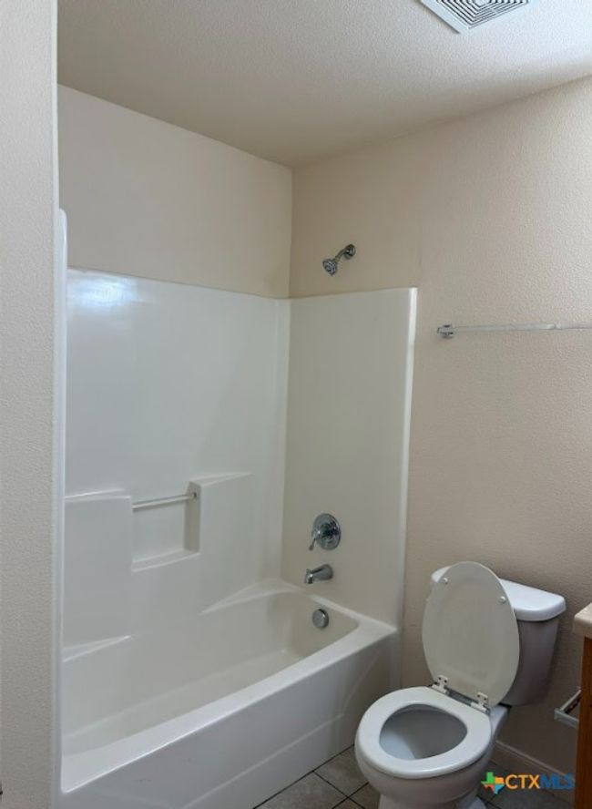 Spacious bathroom, combo tub/shower. | Image 30