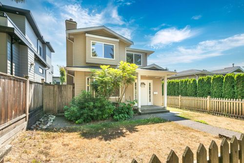 235 W 19th St, North Vancouver, BC, V7M1X6 | Card Image
