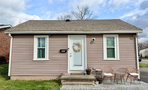 902 Penn St, Jeffersonville, IN, 47130-4161 | Card Image