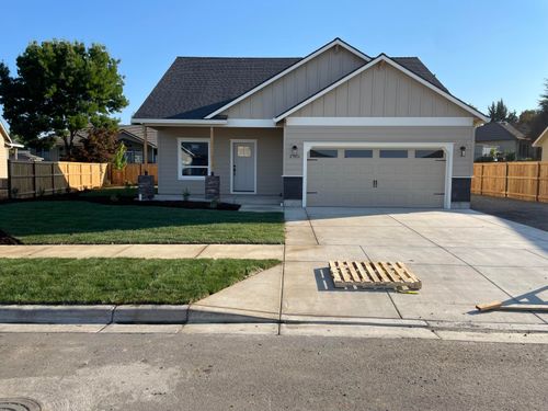 2769 Roberts Rd, Medford, OR, 97504-2138 | Card Image