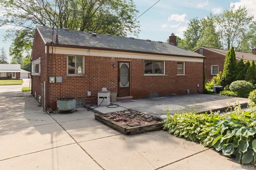 9053 Harrison St, Livonia, MI, 48150-4121 | Card Image