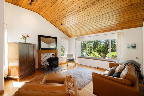 1529 White Sails Dr, Bowen Island, BC, V0N1G2 | Card Image