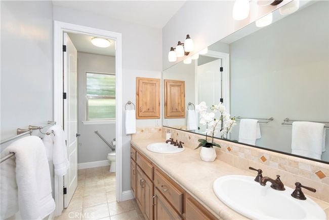 Dual vanity sink in Guest bathroom | Image 39