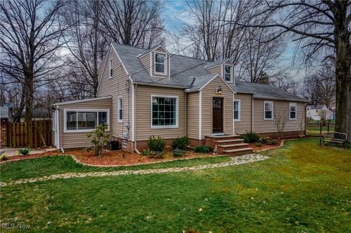 28575 White Rd, Willoughby Hills, OH, 44092-2858 | Card Image