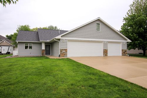 1367 Heritage Ave Nw, Hutchinson, MN, 55350-4390 | Card Image