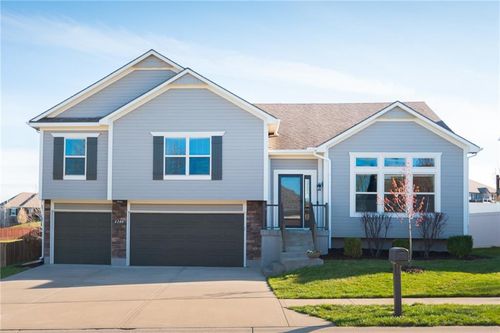 2200 Nw Hedgewood Dr, Grain Valley, MO, 64029-7241 | Card Image