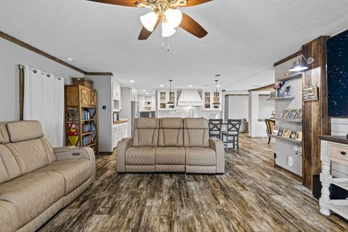 305 Oakwood Rd, Gladewater, TX, 75647-6605 | Card Image