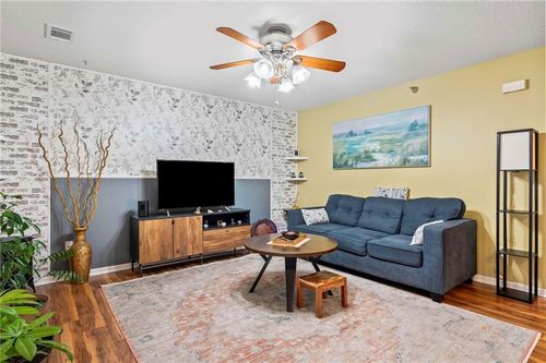 2405 Ne 68th Street, Gladstone, MO, 64118 | Card Image