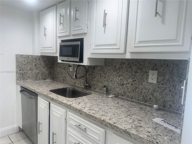 APT-408 - 2450 Ne 135 Th St, Condo with 1 bedrooms, 1 bathrooms and null parking in North Miami FL | Image 5