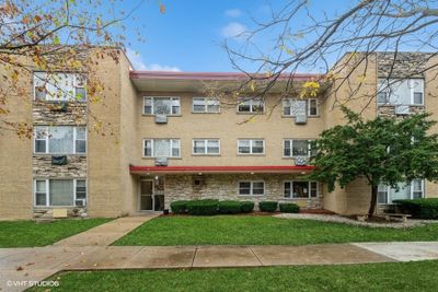 202 - 415 S Maple Avenue, Condo with 3 bedrooms, 1 bathrooms and 1 parking in Oak Park IL | Image 1