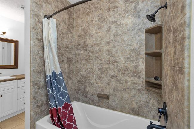 Soaking tub in guest bathroom | Image 23