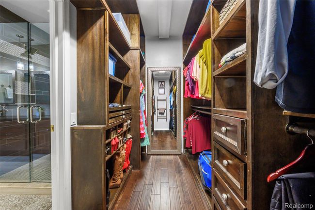 Walk-In Closet | Image 21