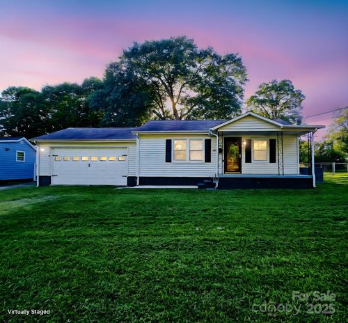 105 S Pine St, Dallas, NC, 28034-1925 | Card Image