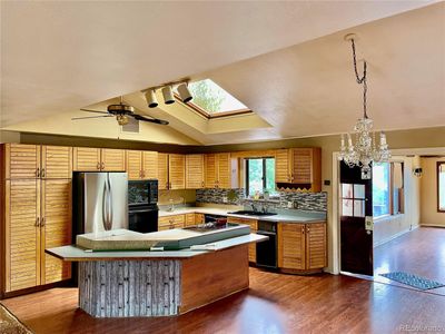 Large Open Kitchen with Island, Vaulted Ceiling, Skylight. | Image 2