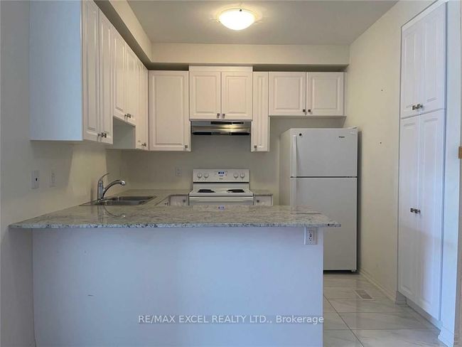 29 Vantage Loop, House attached with 3 bedrooms, 3 bathrooms and 2 parking in Newmarket ON | Image 4