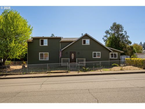 2104 Nw Calkins Ave, Roseburg, OR, 97471-1809 | Card Image